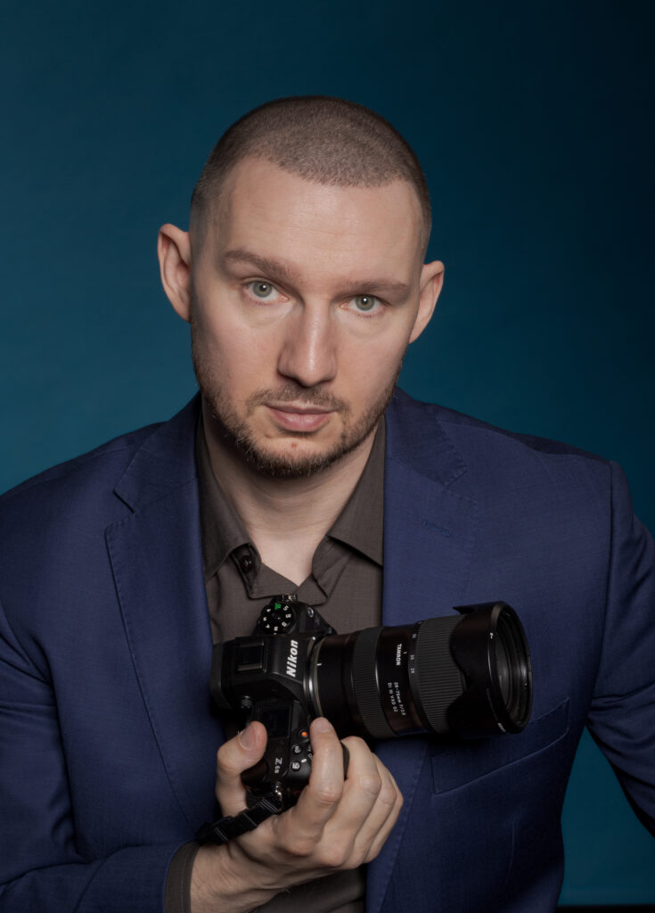 Maciej Aleksandrowicz z aparatem fotograficznym