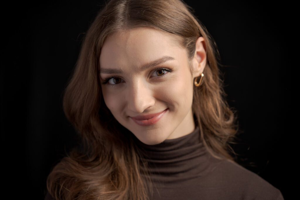Portret kobiety w brązowym golfie wykonany podczas sesji portretowej w Warszawie